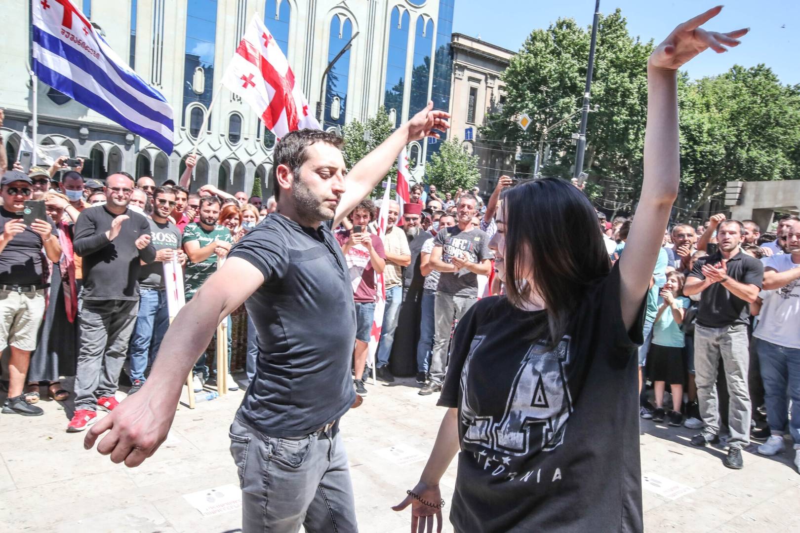 Участники акции протеста против ЛГБТ-марша танцуют грузинский народный танец, 5 июля 2021 года