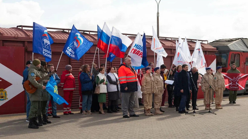 Вагон, загруженный продовольствием и предметами первой необходимости для жителей Донбасса, ушел в составе поезда с железнодорожного вокзала Архангельска