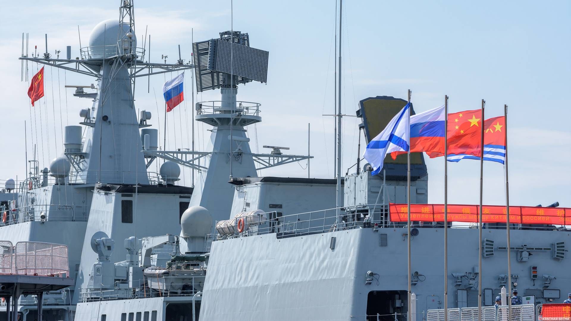 Эсминец «Ши Цзячжуан» у причала во время учений «Морское взаимодействие-2017», Владивосток, Россия.