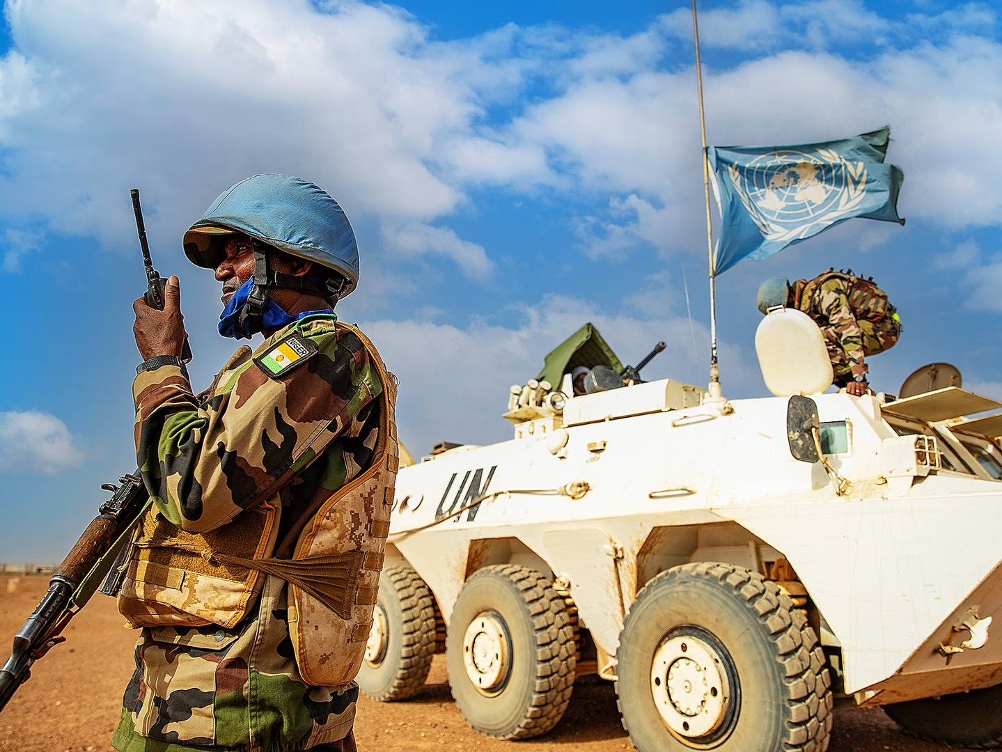 Миротворцы из нигерийского контингента МИНУСМА обеспечивают безопасность во время прибытия делегации Специального представителя Генерального секретаря ООН в Мали Эль-Гассима Ване
