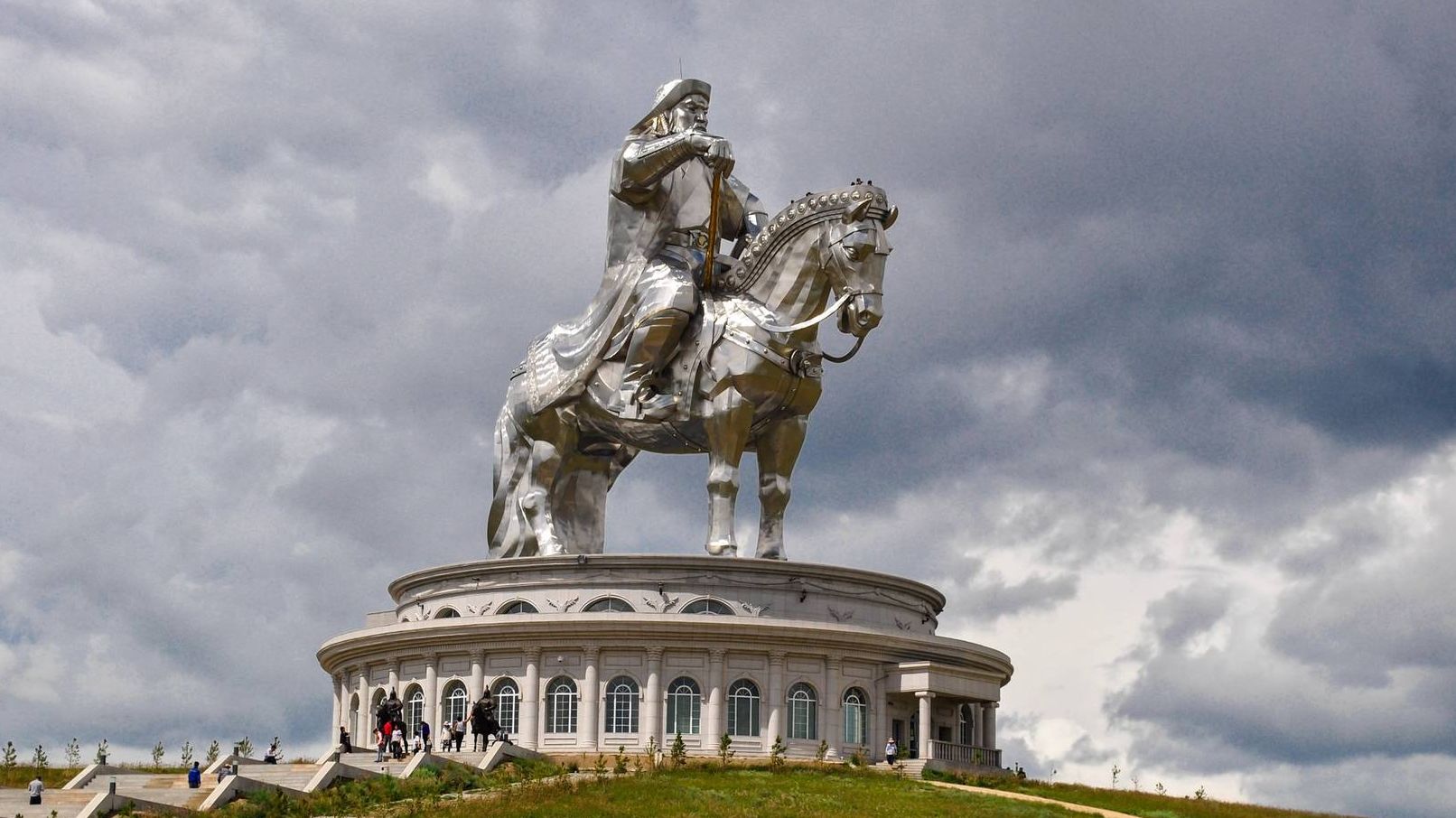 Памятник Чингисхану в Монголии