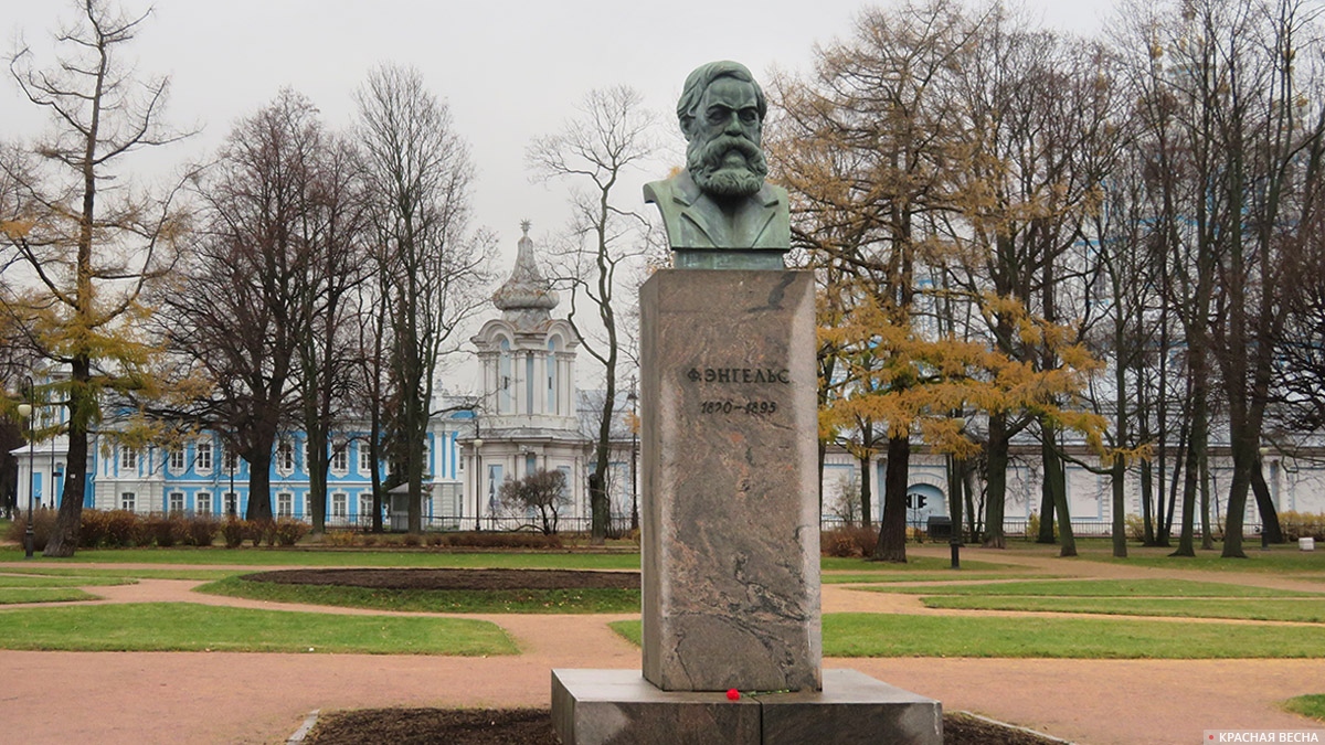 Памятник Фридриху Энгельсу в саду Смольного в Санкт-Петербурге. 07.11.2022