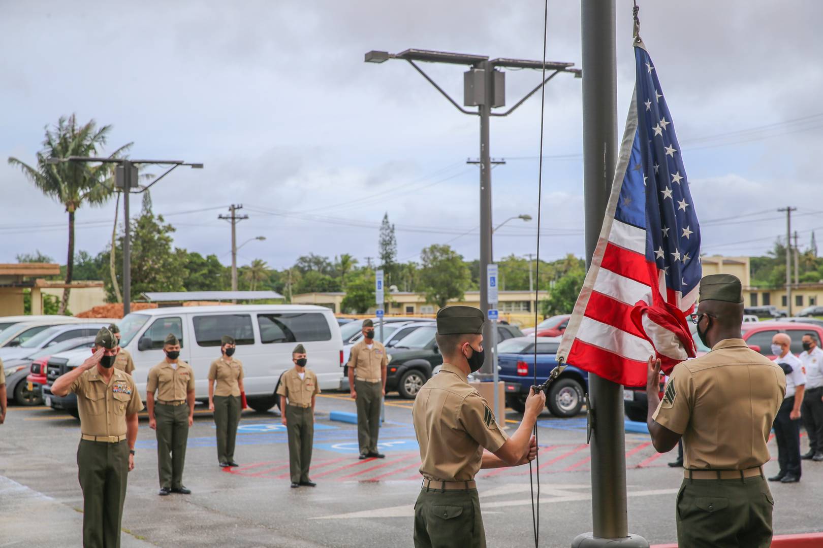 Морские пехотинцы США, проводят первое поднятие флага в честь открытия базы морской пехоты Camp Blaz на о.Гуам, 1 октября 2020 года