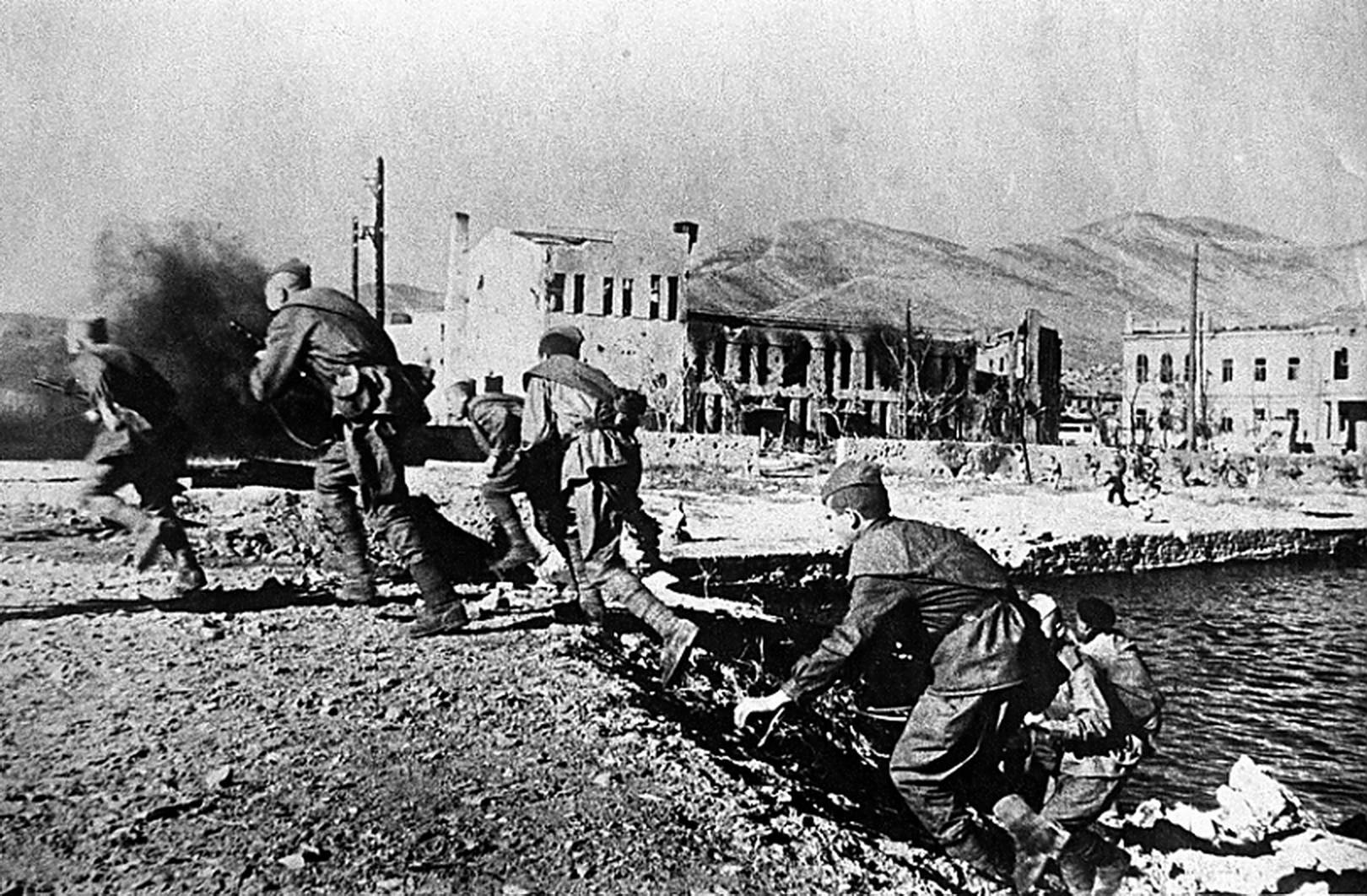 Части советской 18-й армии в бою на набережной Новороссийска