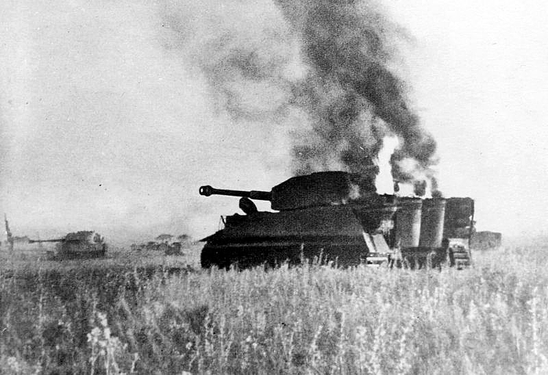 Горящий немецкий танк Pz Kpfw VI «Тигр» в поле во время операции «Цитадель»
