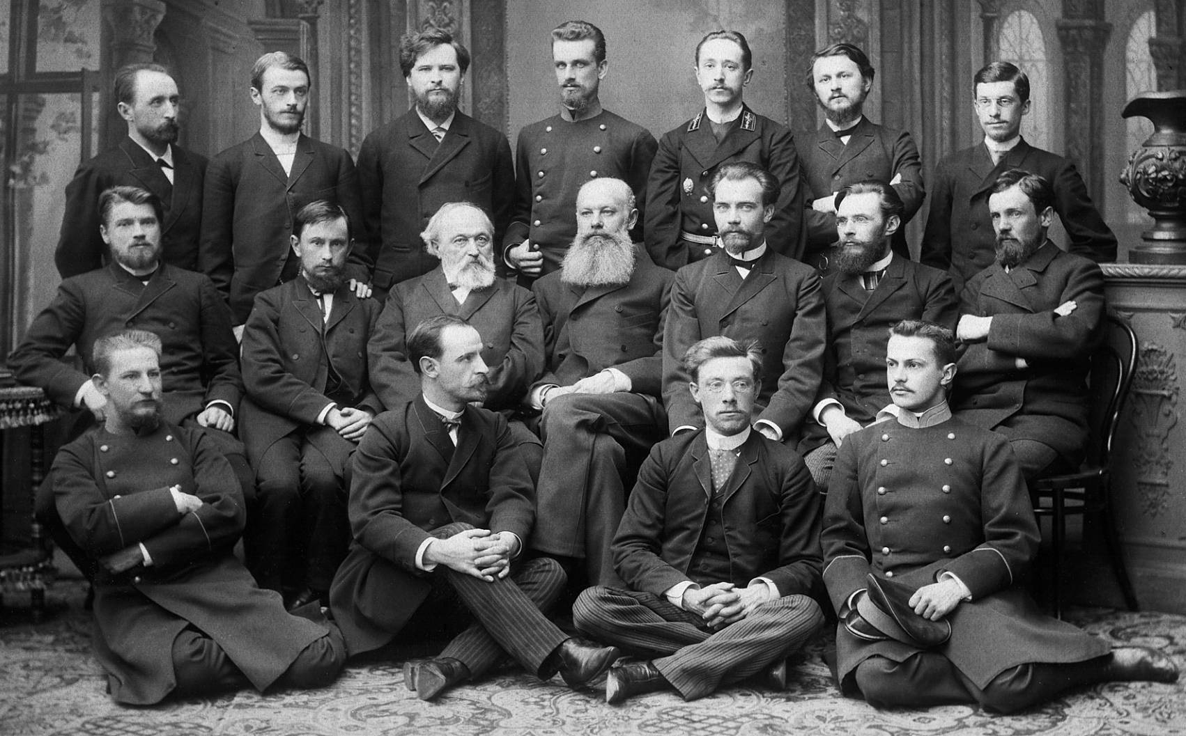 Василий Докучаев и Александр Советов со студентами Санкт-Петербургского государственного университета. 1892