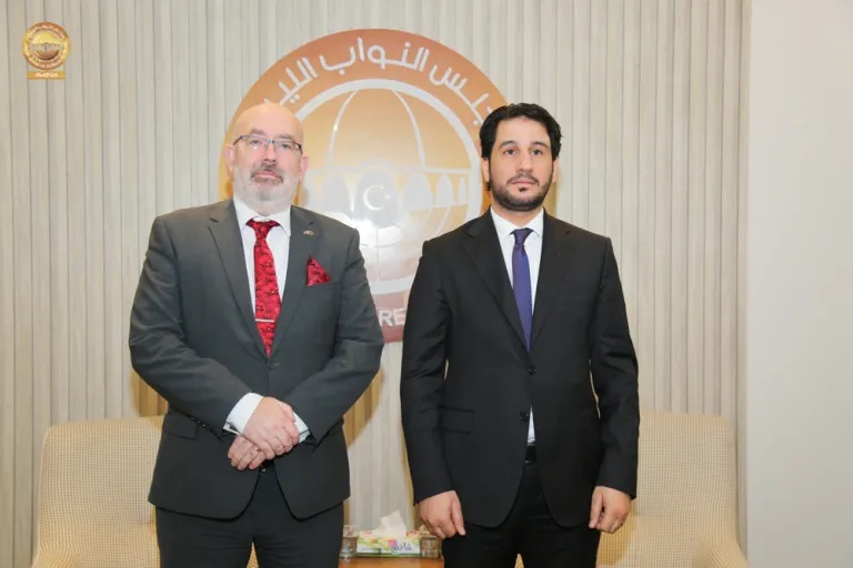 Встреча заместителя спикера Палаты представителей Ливии Мисбаха Дума (справа) и нового посла Великобритании в Ливии Мартина Лонгдена (слева)