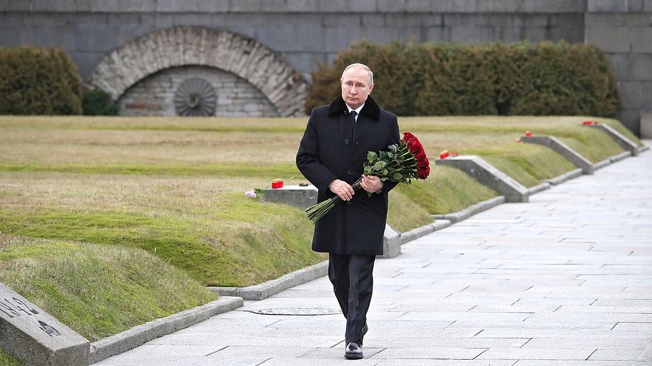 Владимир Путин во время посещения Пискарёвского мемориального кладбища