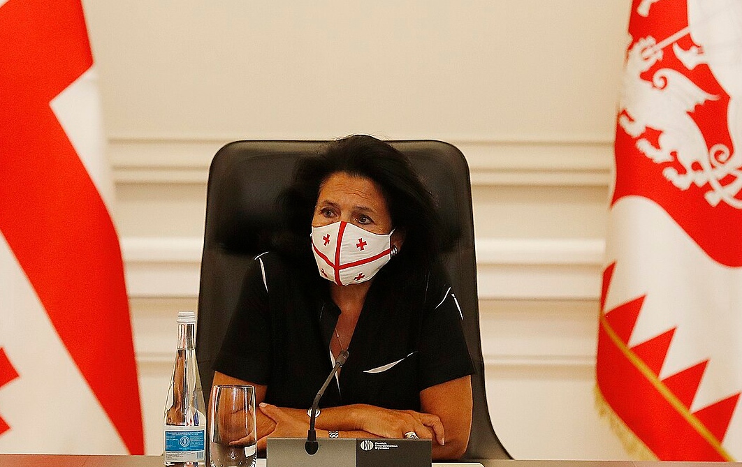 Президент Грузии поддержала протестующих против законопроекта об иноагентах