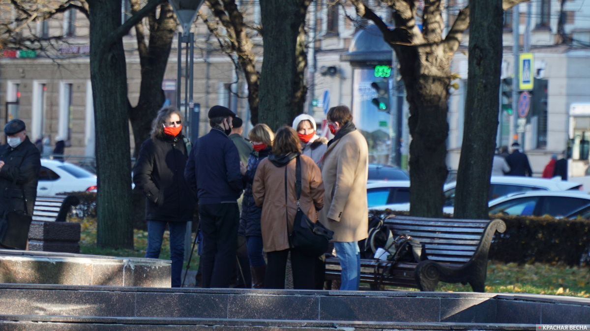 Люди в красных антивирусных масках на площади Ленина. Санкт-Петербург. 7 ноября 2020 года