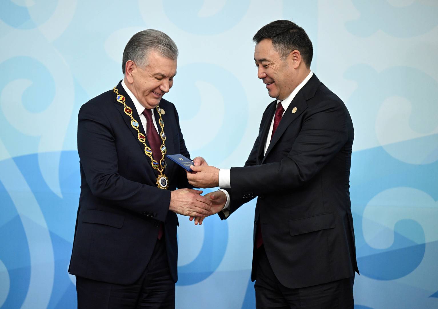 Вручение почетного знака СНГ президенту Узбекистана