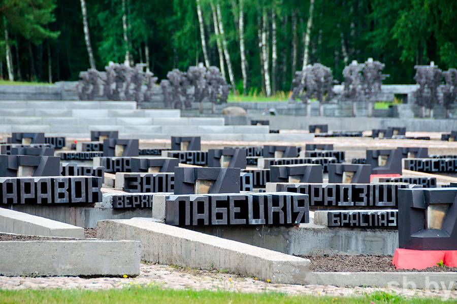 Кладбище сожженых деревень в деревне Хатынь (Белоруссия)
