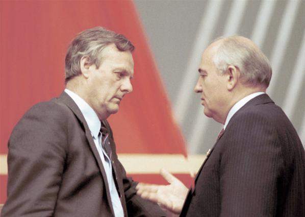 А.Собчак и М.Горбачев в перерыве между заседаниями XXVIII съезда КПСС