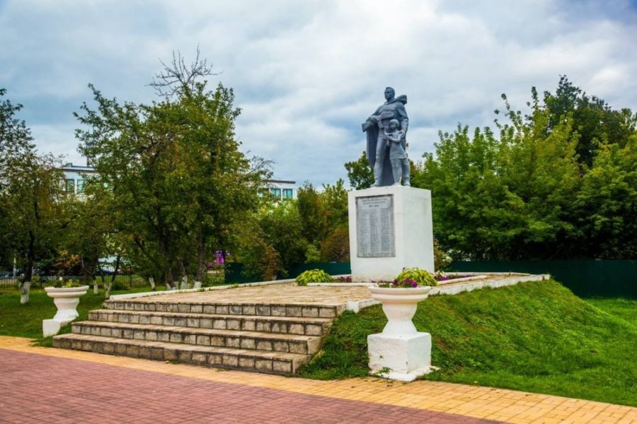 Памятник «Воин-освободитель» ученикам и учителям Кондровской школы № 1, погибшим на фронтах Великой Отечественной войны