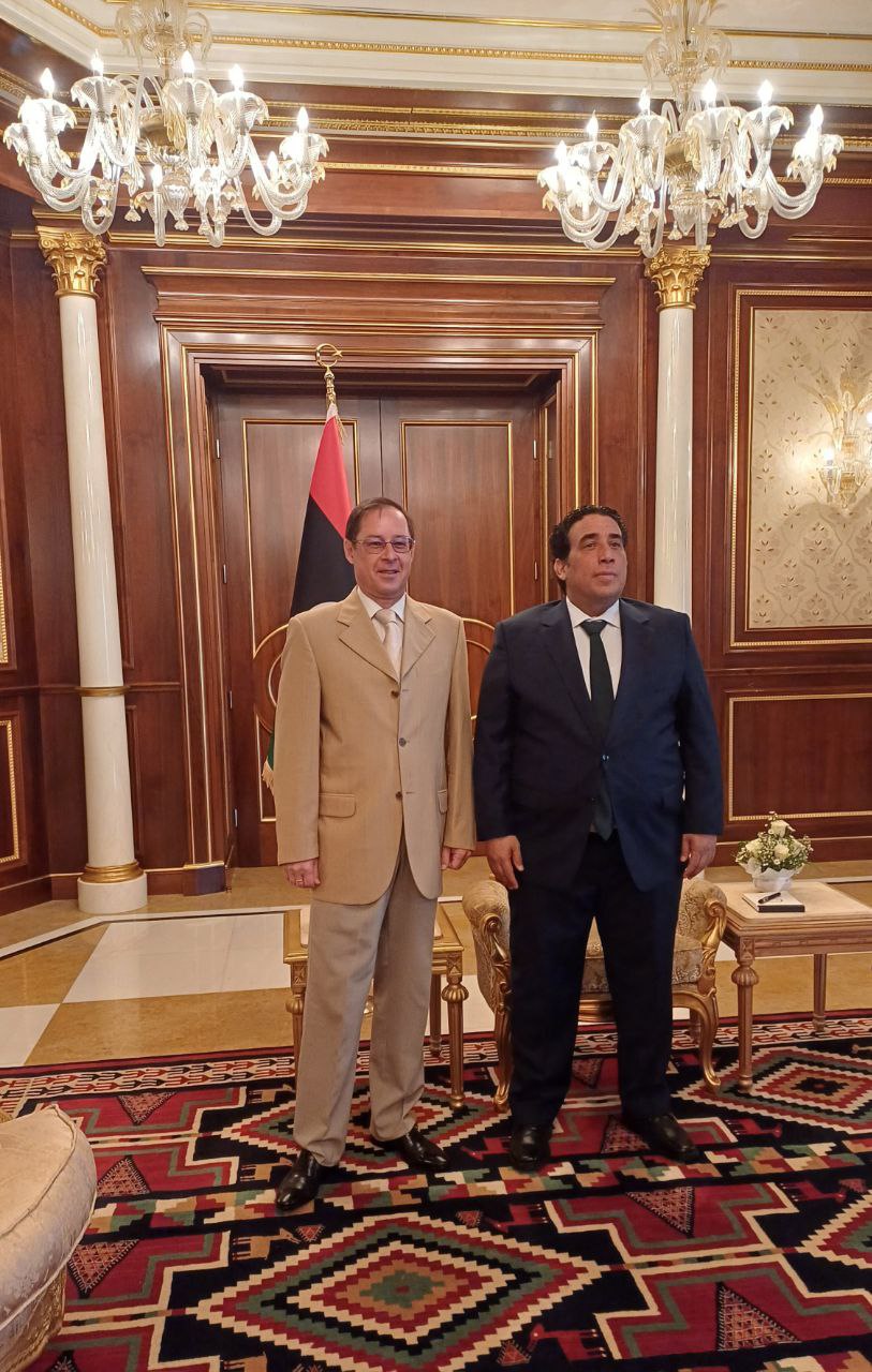 Посол России в Ливии Айдар Аганин и председатель Президентского совета Ливии Мухаммед Менфи