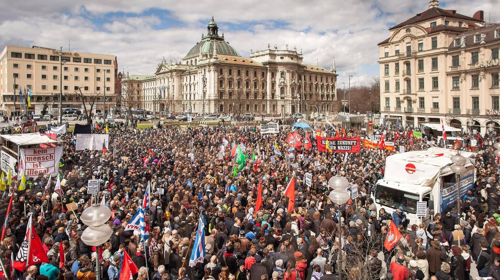 Демонстрация в рамках процесса против Национал-социалистического подполья. Мюнхен