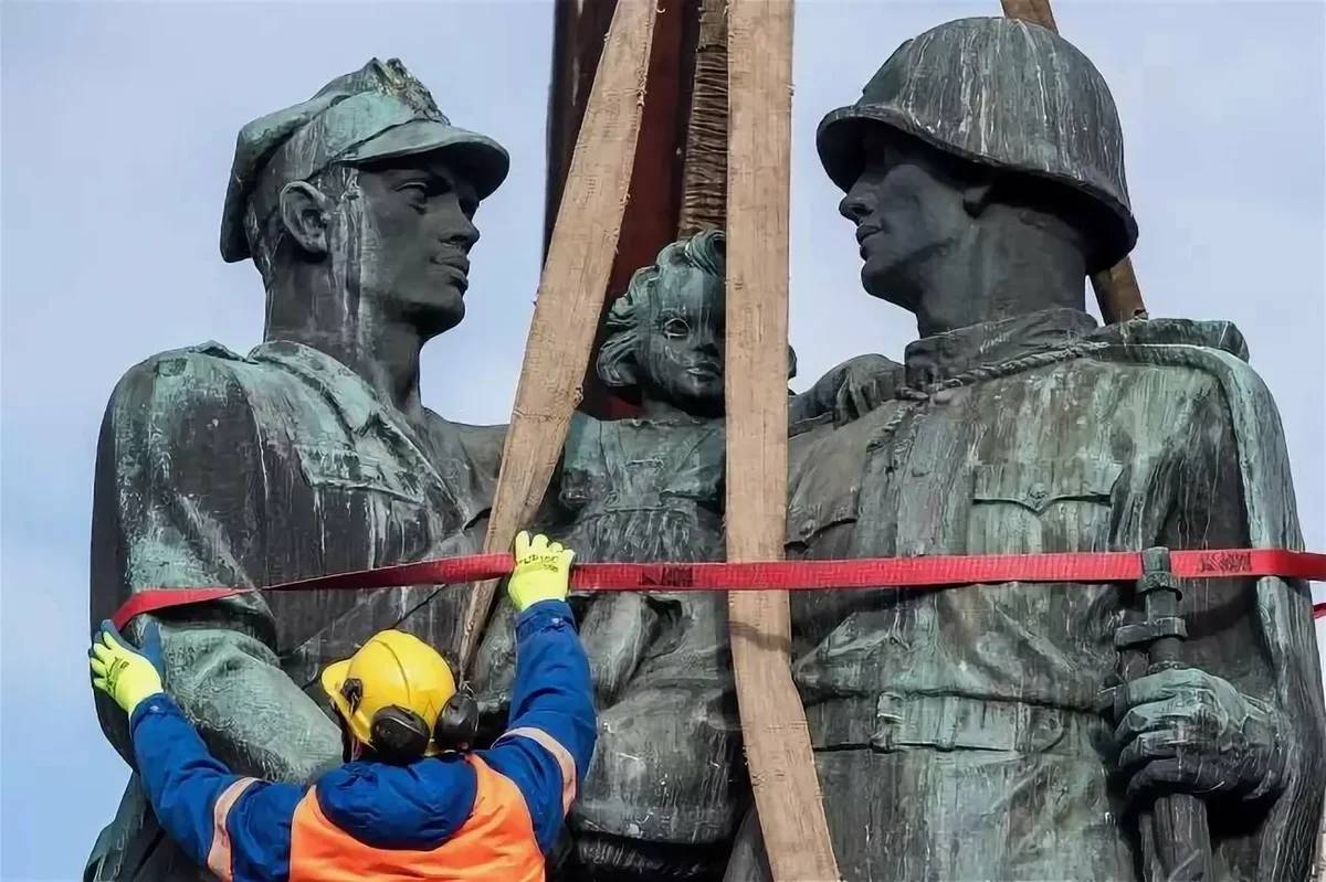 Демонтаж памятника «Благодарности Красной Армии» в Польше. Советский солдат пожимает руку польского солдата и передает ему независимость польского государства