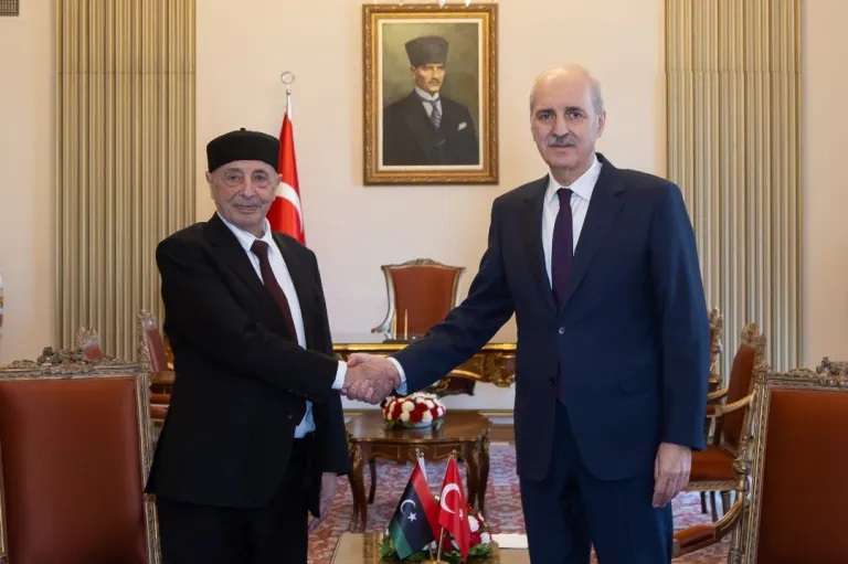 Переговоры спикера Палаты представителей Ливии Агилы Салеха (слева) и спикера турецкого парламента Нумана Куртулмуша (справа)