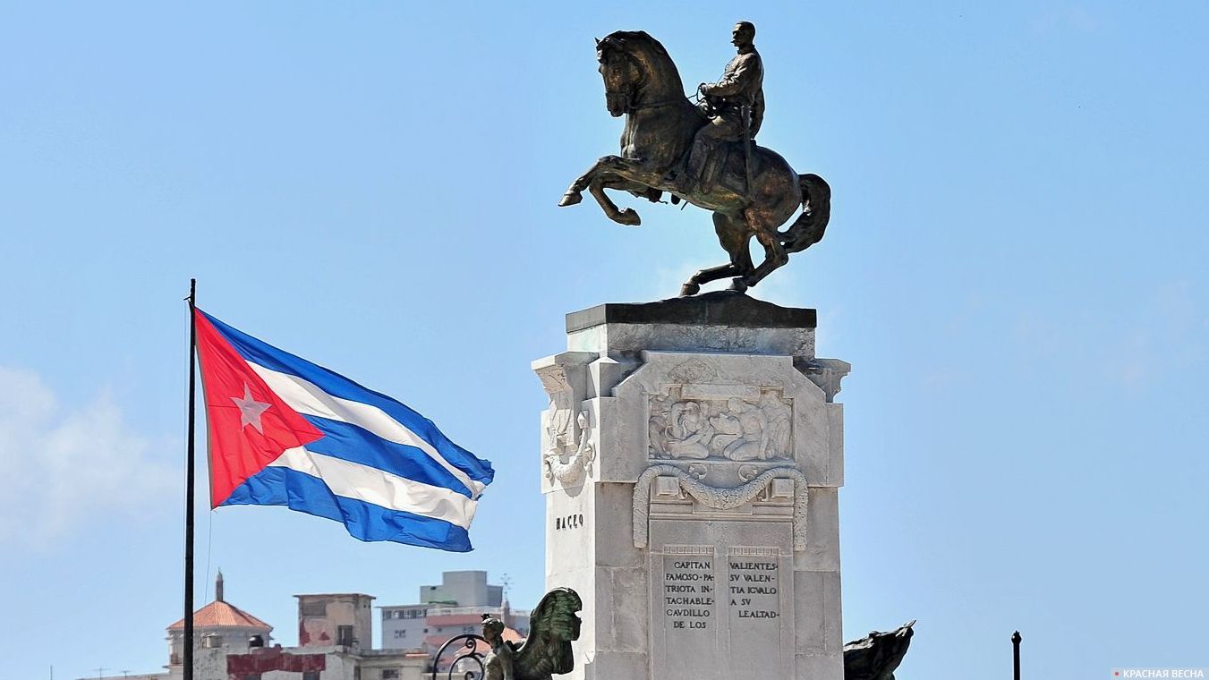 Флаг Кубы и памятник Антонио Масео в Гаване. Куба
