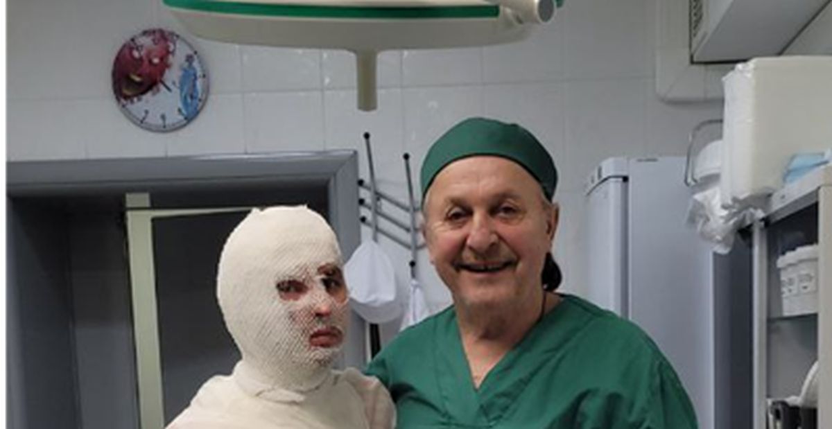 Хирург Василий Мензул с раненым в ходе СВО после реконструктивно-пластической операции 29 декабря 2025 года