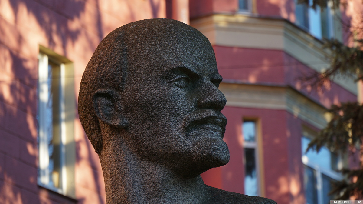 Памятник Ленину на Сердобольской улице. Санкт-Петербург. 7 ноября 2020 года