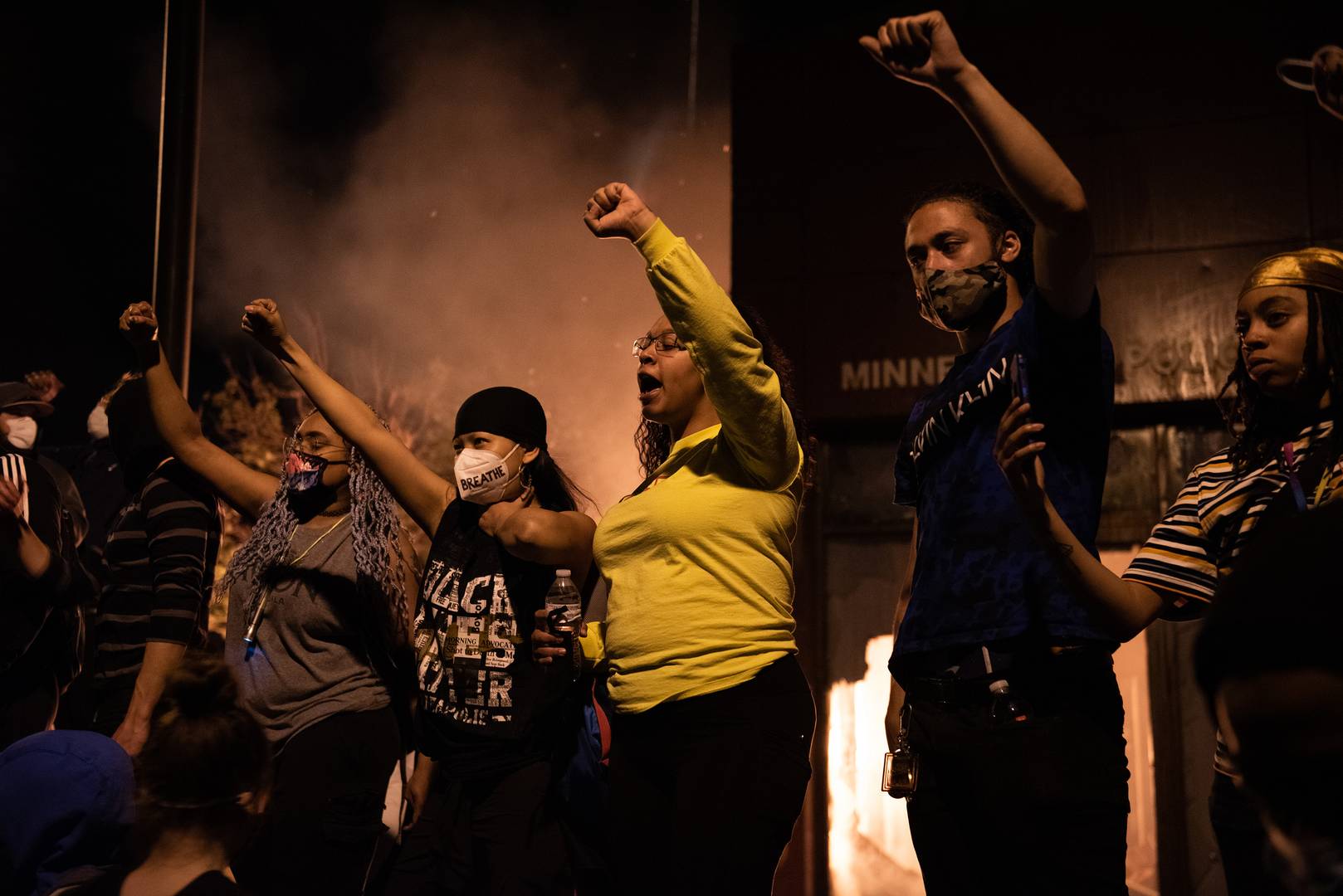 Протестующие у полицейского участка в Миннеаполисе. 28 мая 2020 г. (Фото — Hungryogrephotos)