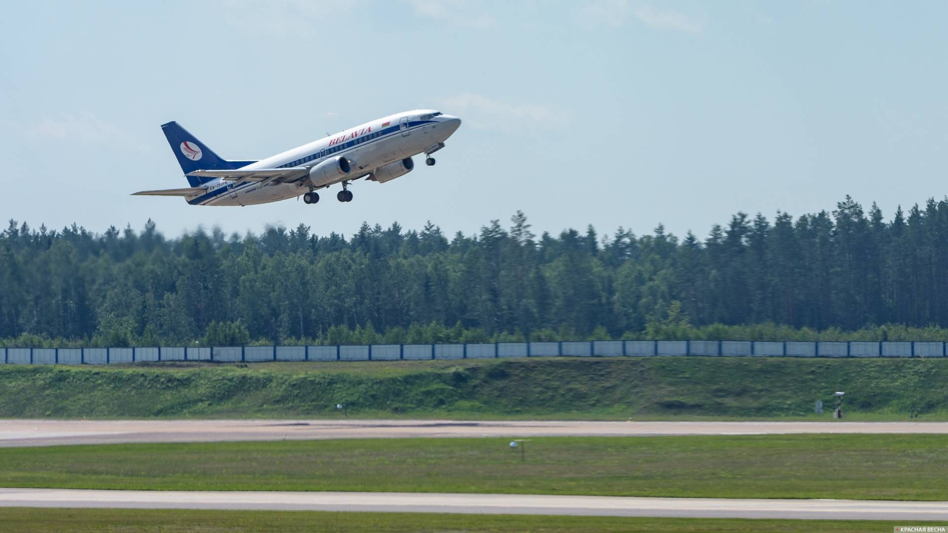 Самолет Boeing 737 Белавиа взлетает в аэропорту Минска. Белоруссия