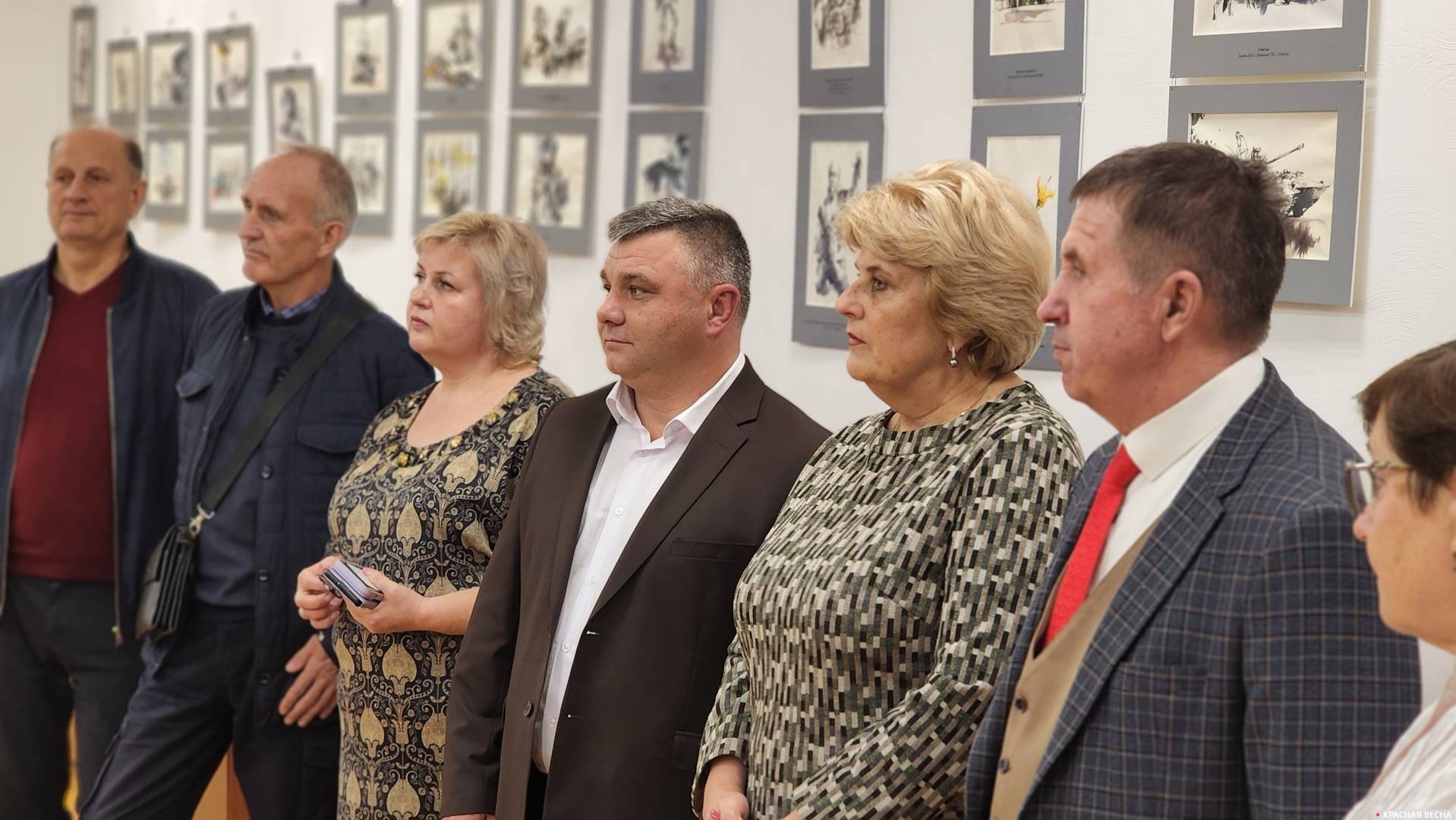 Администрация Алушты на открытии выставки рисунков детей Донбасса