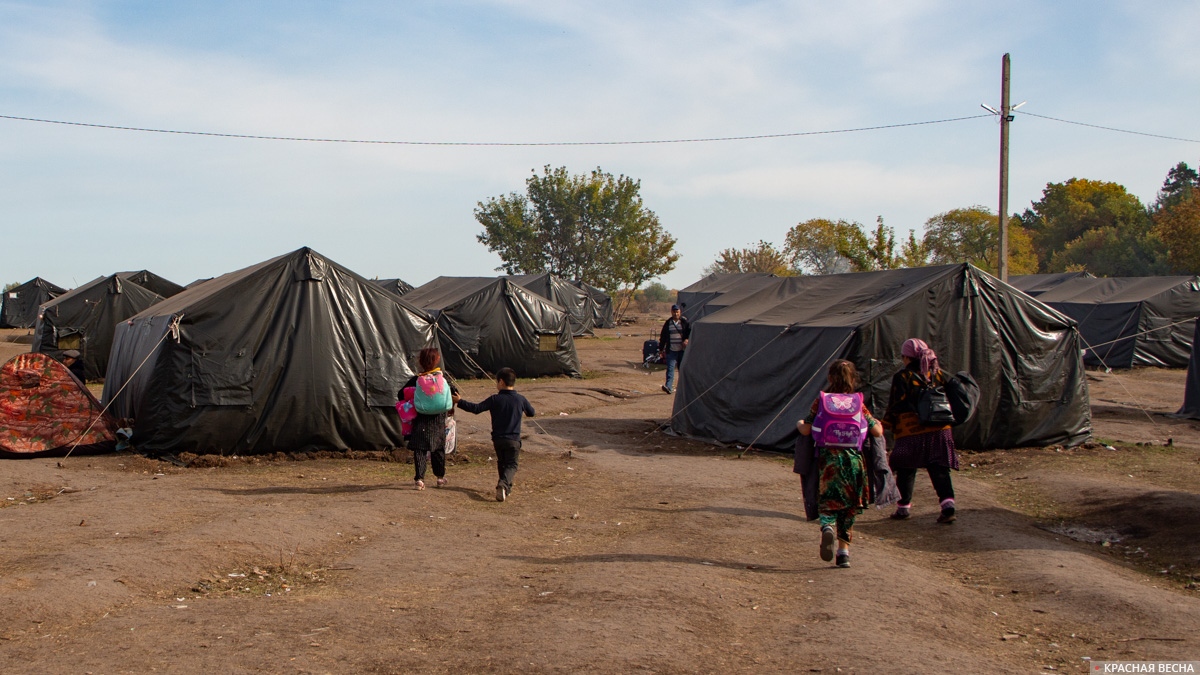 Дети в палаточном лагере для мигрантов
