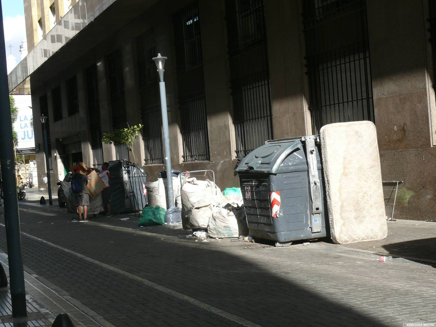 Мусоросборник на улице в Буэнос-Айресе, Аргентина