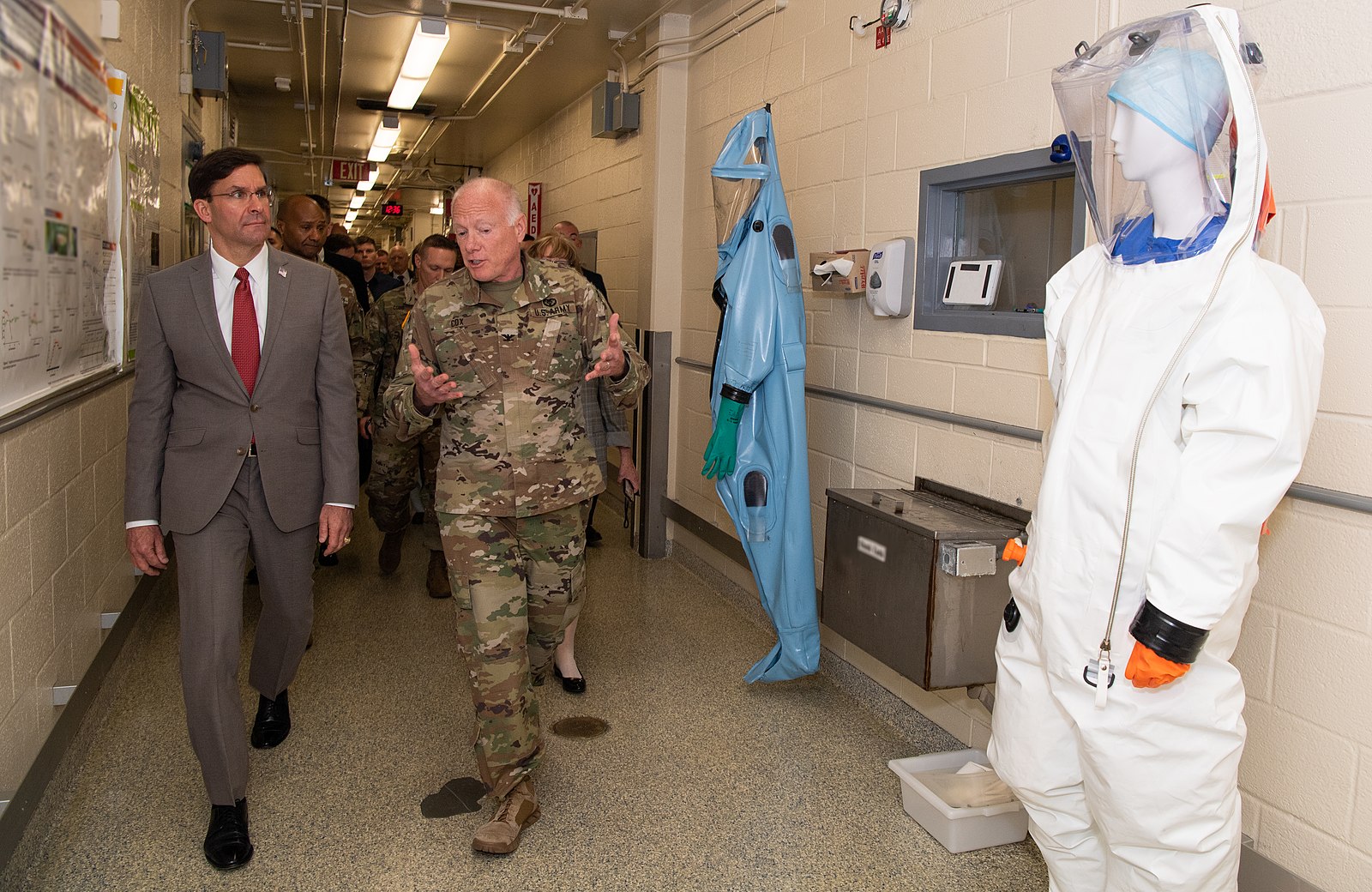 Министр обороны США в 2019-2010 гг. Марк Эспер посещает Медицинский научно-исследовательский институт инфекционных заболеваний армии США с бригадным генералом Майком Тэлли во время визита в Форт-Детрик