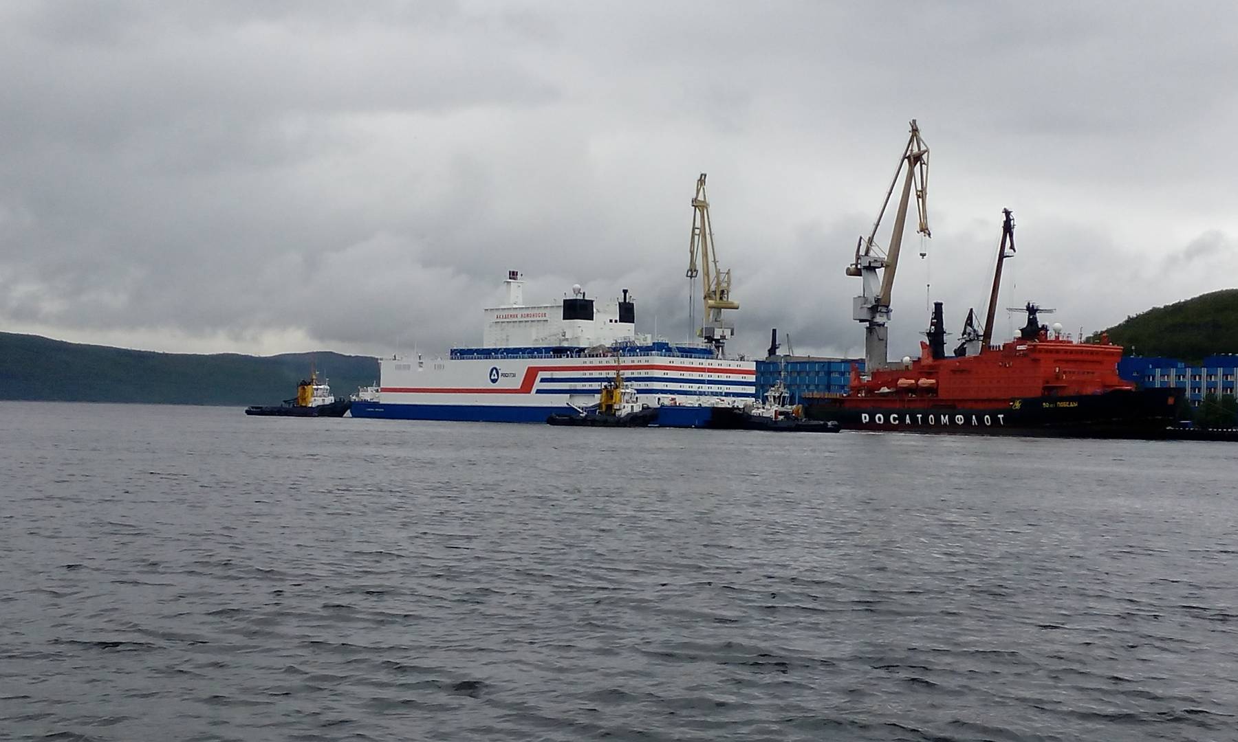 Первая российская плавучая атомная электростанция транспортируется из Мурманска