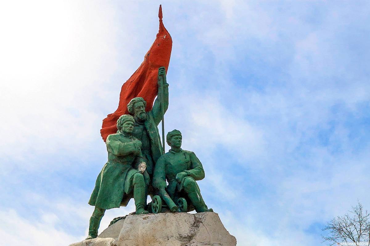 Памятник «Борцам революции» в Иркутске