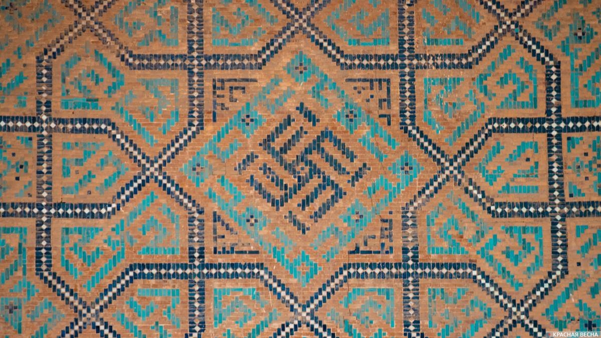 Мозаика на стене медресе Шер Дор