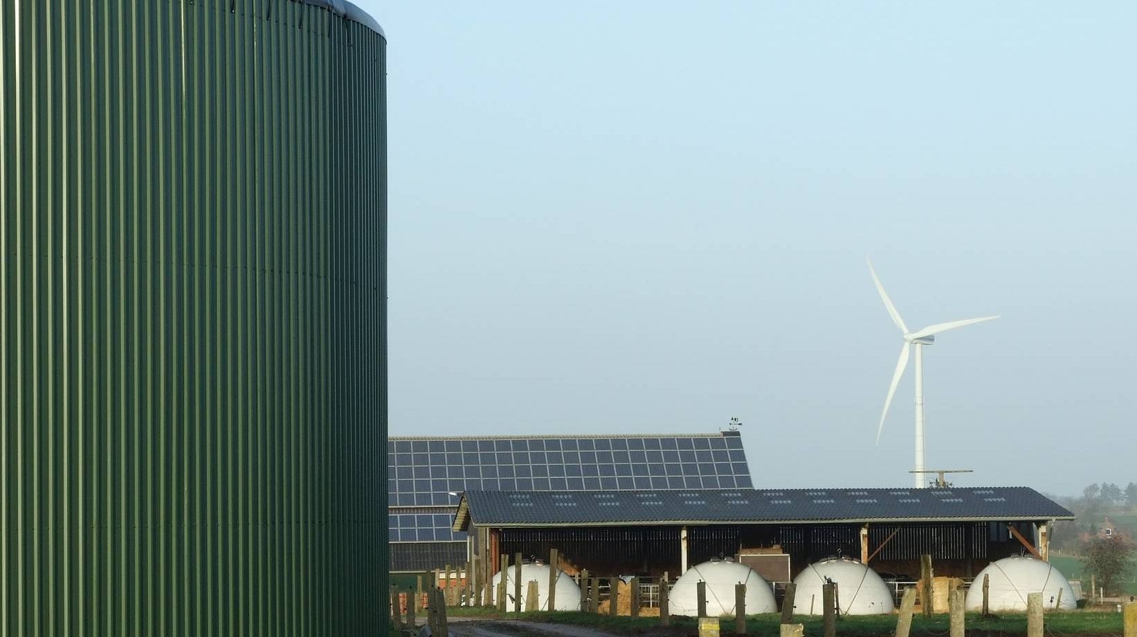 Резервуар для производства биогаза, фотоэлектрические панели и ветрогенератор