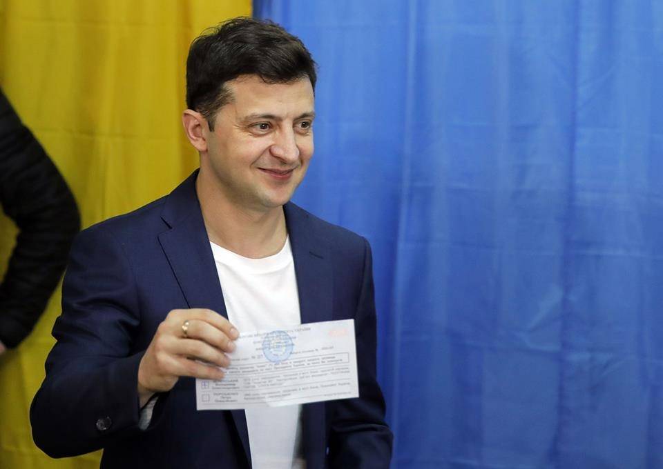 Кандидат Владимир Зеленский нарушает тайну голосования на своих выборах в президенты Украины.