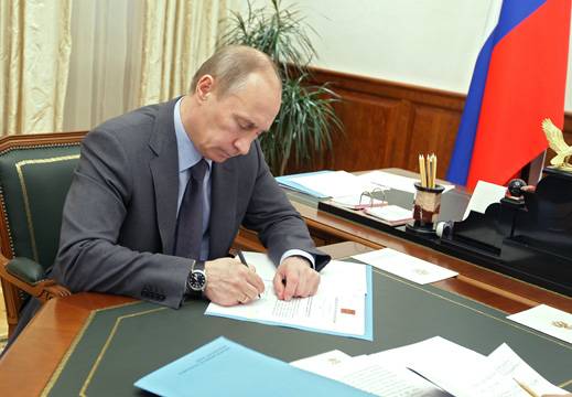 Путин подписывает указ 