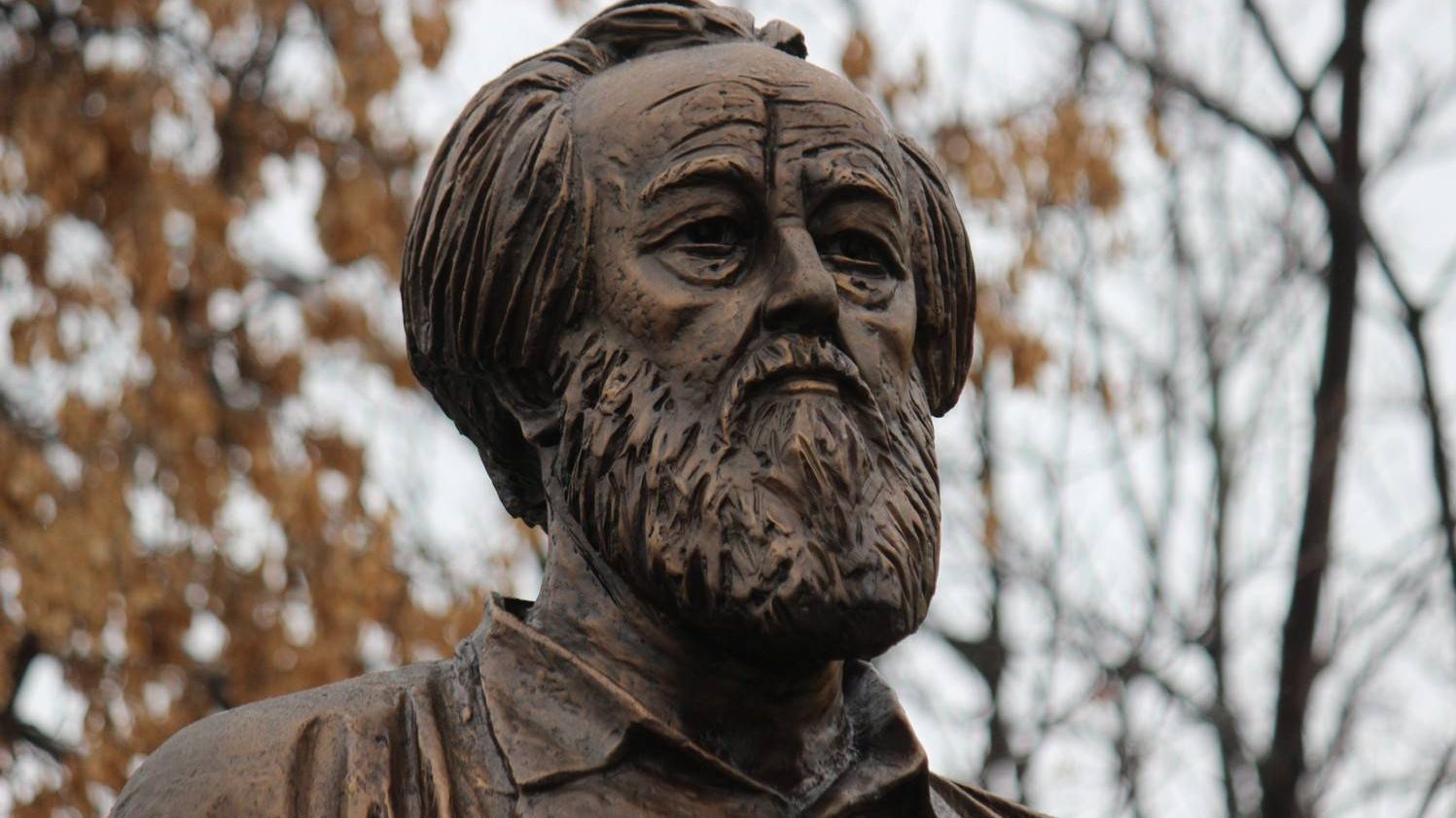  Памятник Солженицину
