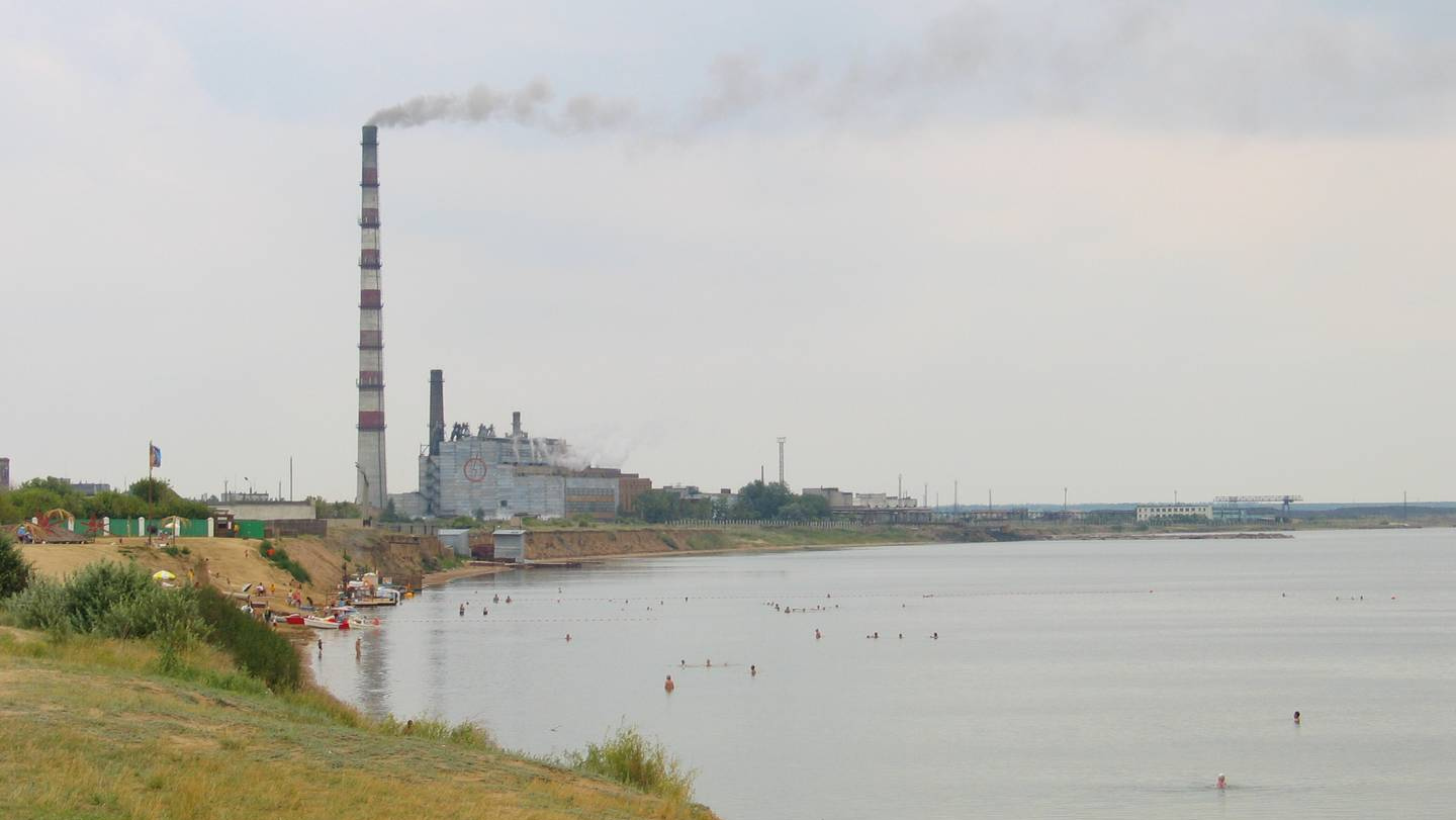 Вид на городской пляж г. Яровое, Большое Яровое озеро и завод «Алтайхимпром»