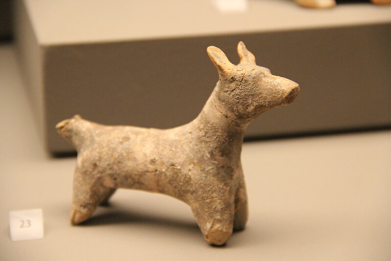 Древнегреческая глиняная фигурка собаки