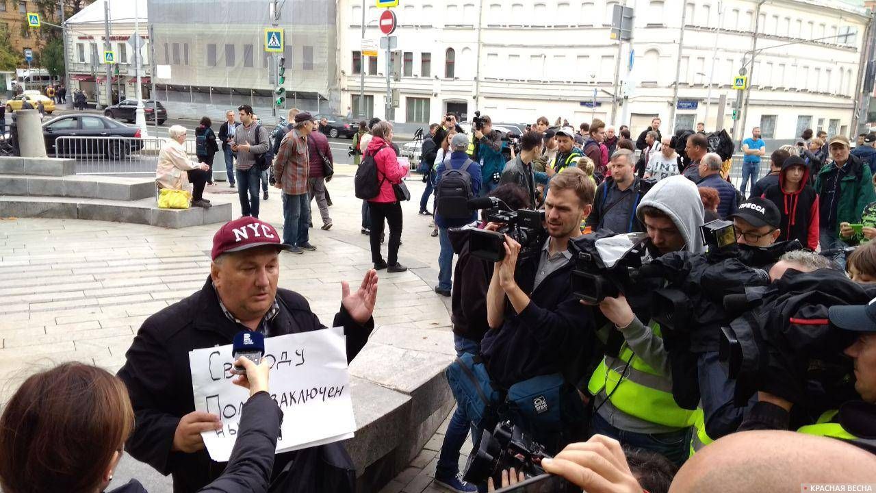 У памятника Высоцкому на Страстном бульваре