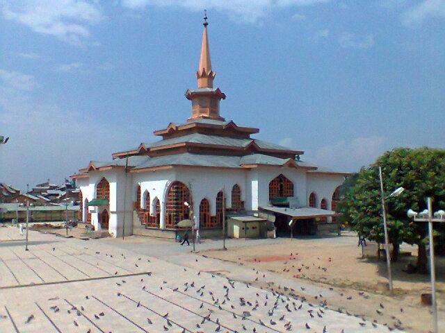 Мечеть Чарар-и-Шариф в Джамму и Кашмире, посвященная суфийскому святому Нунду Риши
