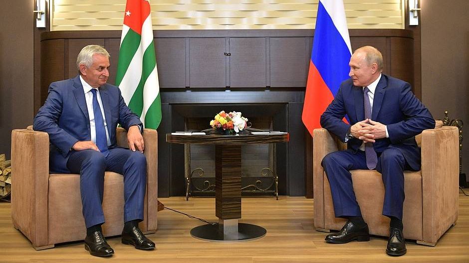 Встреча Владимира Путина с Президентом Республики Абхазия Раулем Хаджимбой.