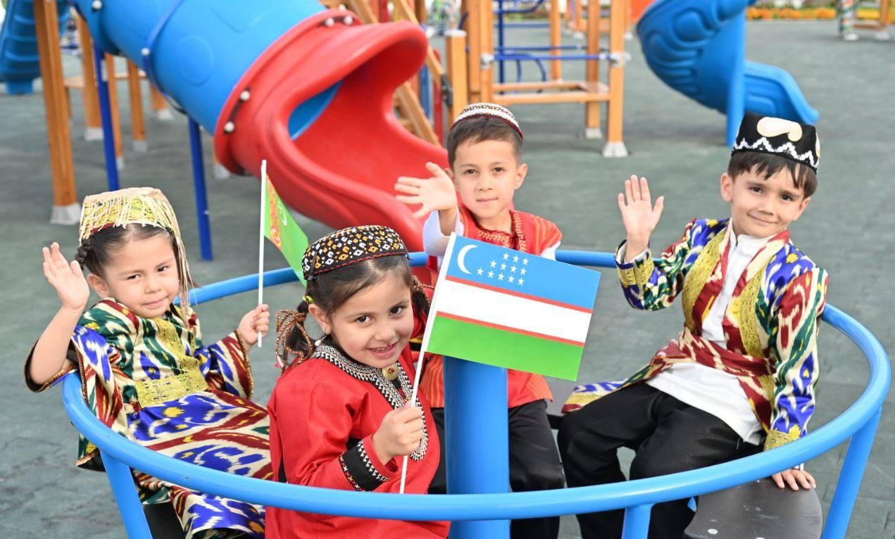 Дети в новом паре «Ташкент» в Туркмении