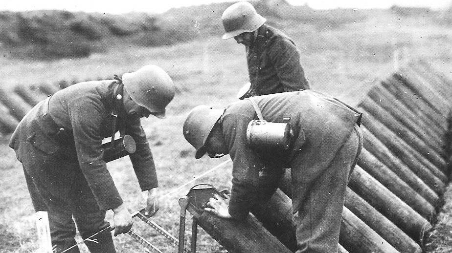 Подготовка немецких солдат к химической атаке во время первой мировой войны