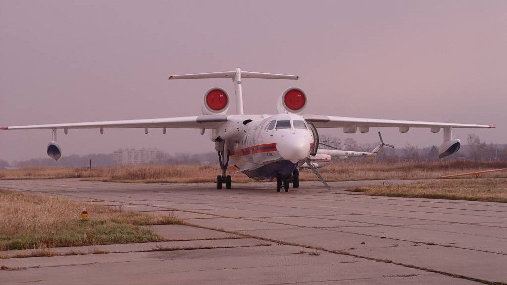 Бе-200 на аэродроме Большой, Хабаровск.