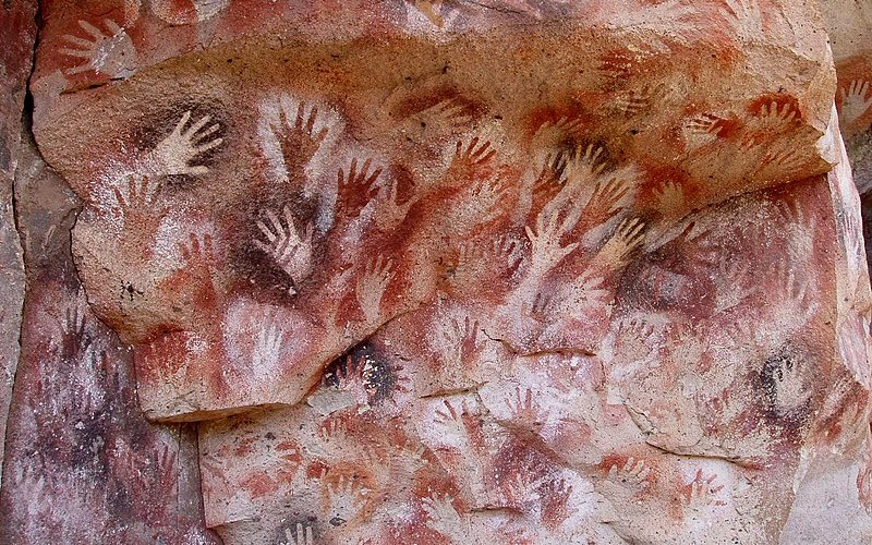 Отпечатки рук в пещере Куэвас-де-лас-Манос в провинции Санта-Крус, Аргентина 