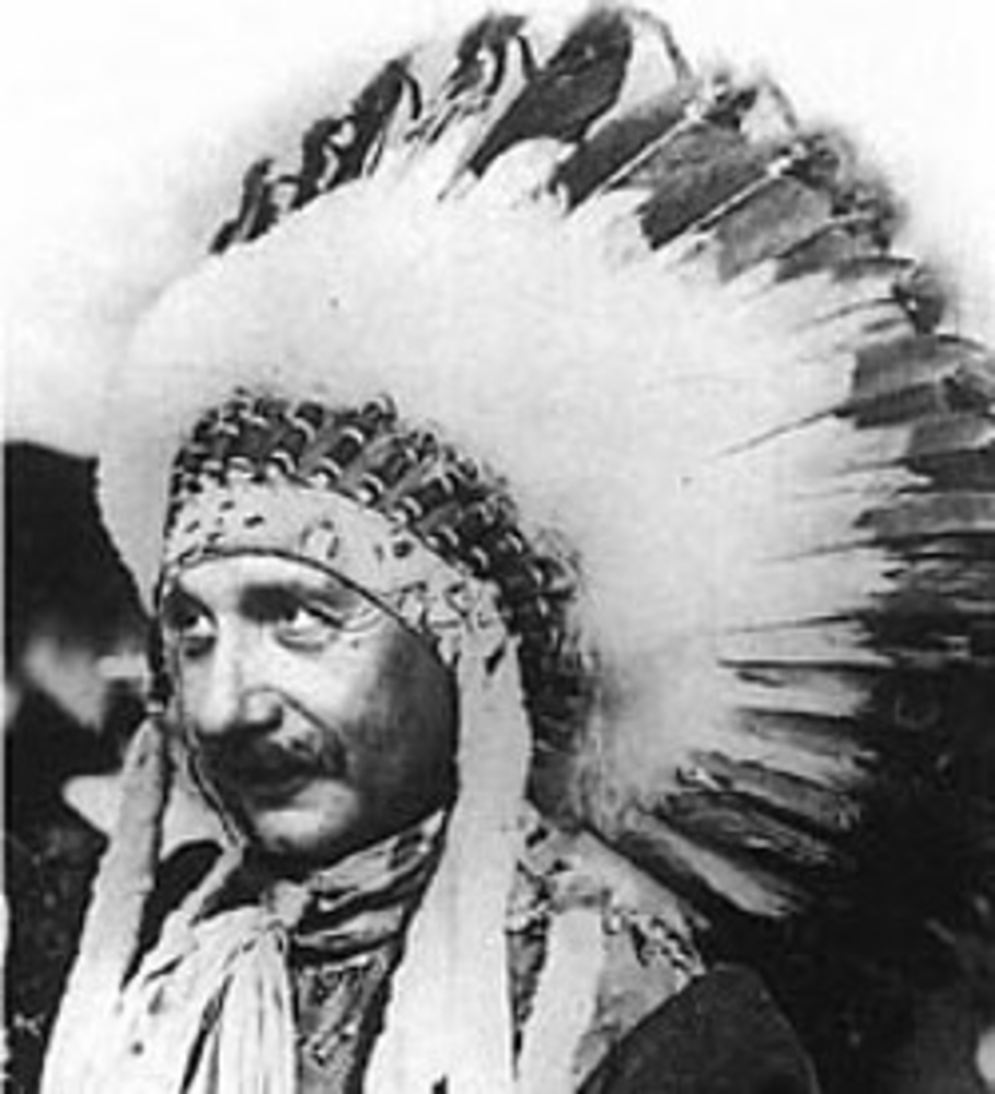 Эйнштейн в индейском головном уборе (Аризона, 1931)