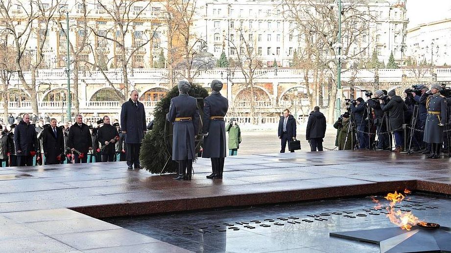 Президент возложил венок к Могиле Неизвестного Солдата