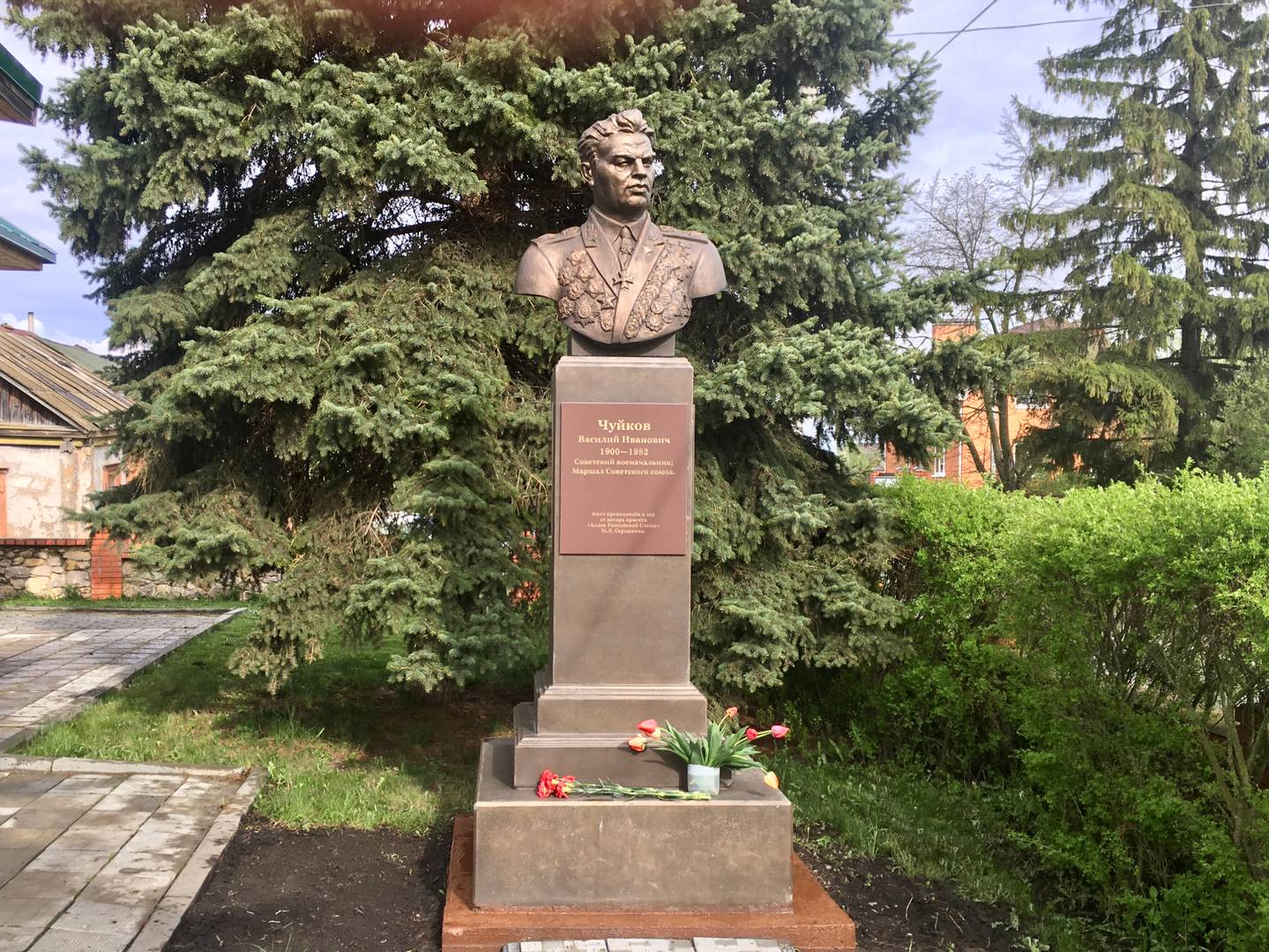 Серебряные Пруды, Московская область. Памятник маршалу Чуйкову рядом с его домом-музеем